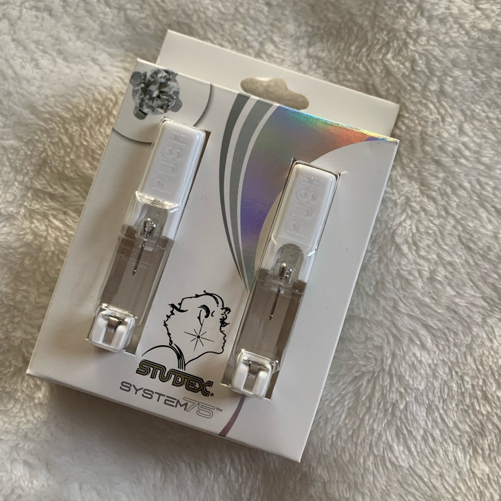 Stud ear piercing kit